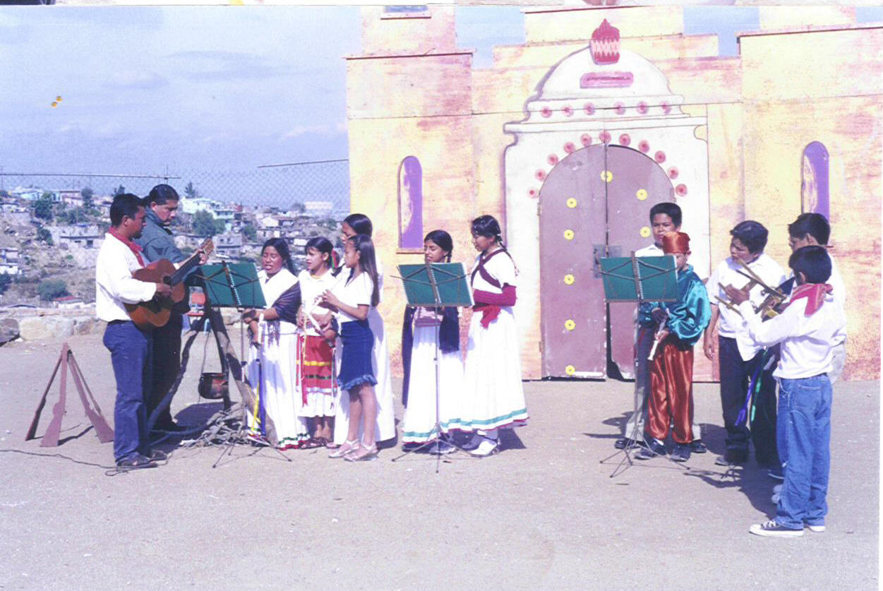 Colegio la Esperanza Student play flutes at 2003 kermezze