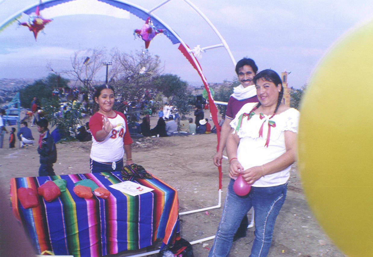 Playing Darts Colegio La Esperanza Kermesse